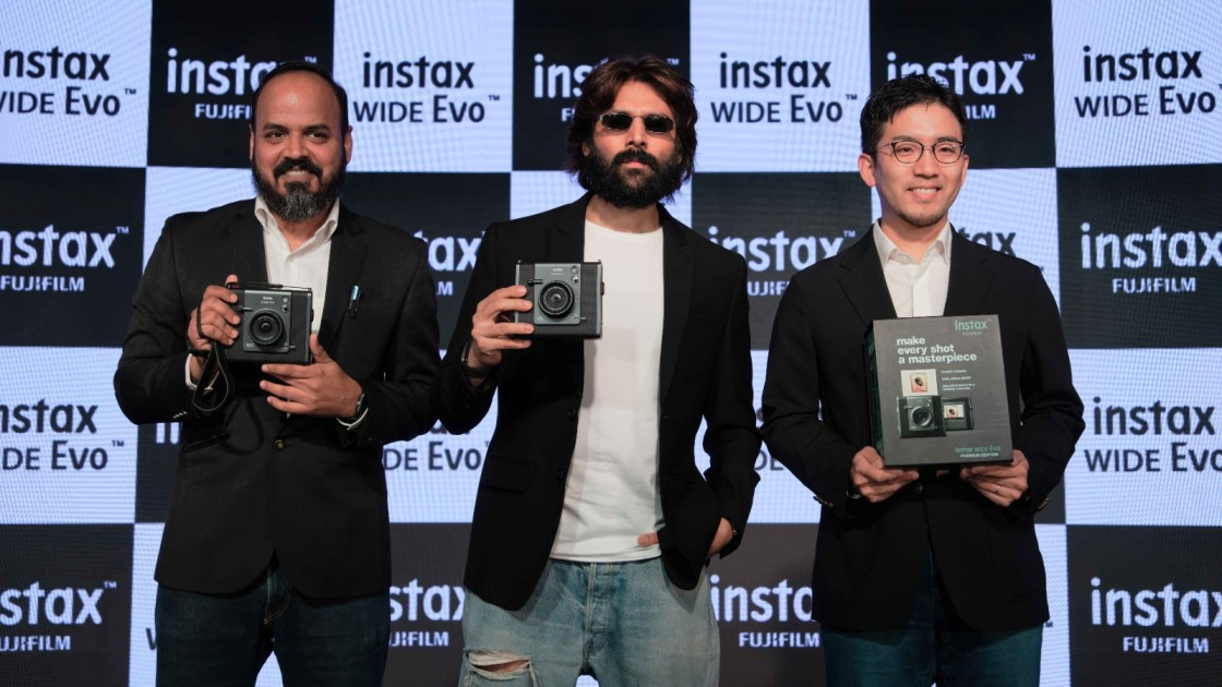 kartik-aaryan-launches-fujifilms-flagship-hybrid-instant-camera-instax-wide-evoe284a2-in-india